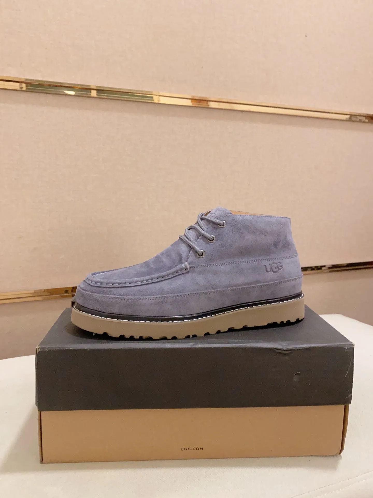 Men's shoes💰: 600💰(high-end goods) UGG❄️❄️Latest model 1:1⃣️quality, fabric: high-end quality first-layer cowhide imported from Europe. Lining: wool lining, sole: pure imported foam outsole. ❤️High-end goods, fine workmanship, trendy and fashionable. The fit is very classy. If you know the goods, you will not be able to refuse😍😍Number of codes: 38-44 (45 is custom-made and cannot be returned or exchanged)
